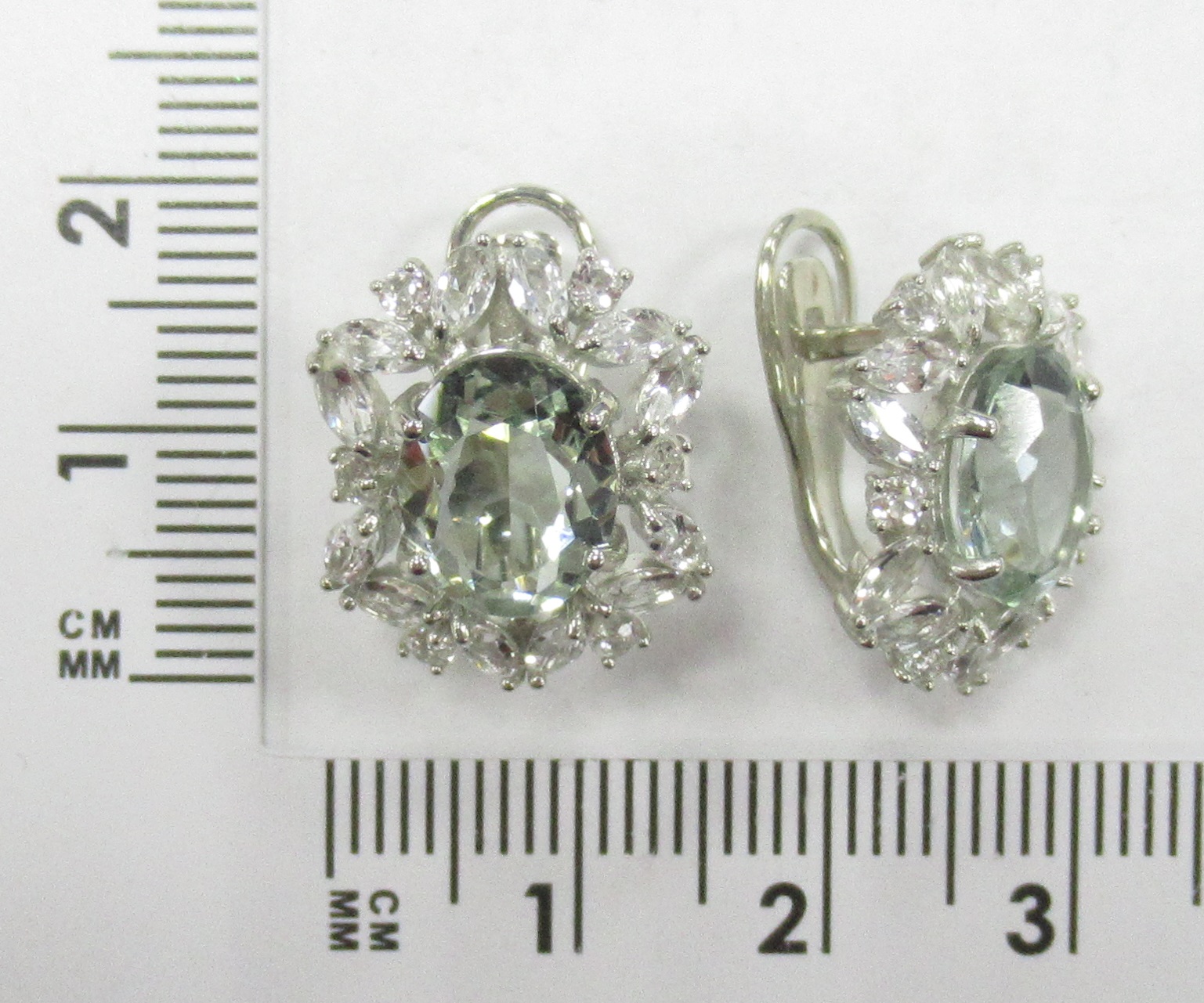 Серебряные серьги 925 пробы; вставки 2 Празиолит; 36 Топаз белый;